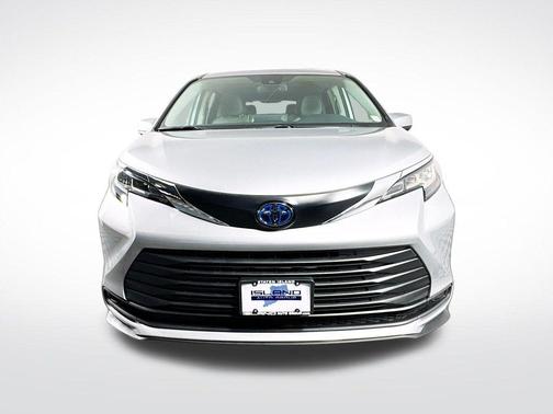 2022 Toyota Sienna LE