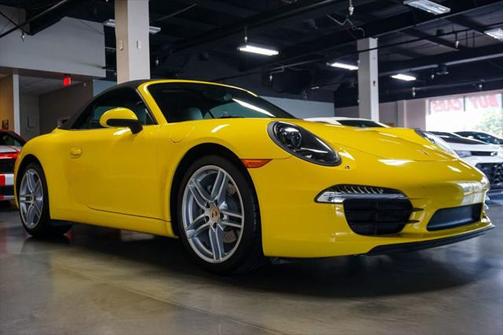 2015 Porsche 911 *7-Speed Manual* *Premium Package +* *PDLS* *Racing Yellow*