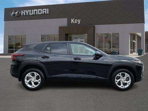 Mosaic Black Metallic 2025 Chevrolet Trax LS