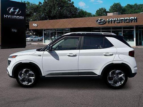 Lunar White w/Black Roof 2026 Hyundai VENUE SEL w/Two-Tone Roof