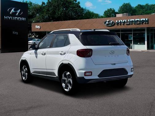 Lunar White w/Black Roof 2026 Hyundai VENUE SEL w/Two-Tone Roof