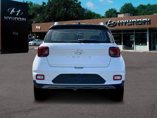 Lunar White w/Black Roof 2026 Hyundai VENUE SEL w/Two-Tone Roof