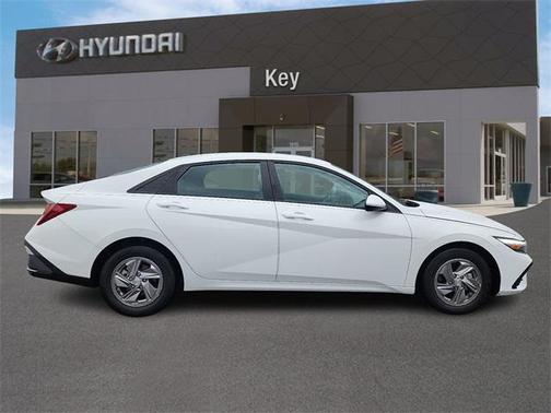 2024 Hyundai ELANTRA SE