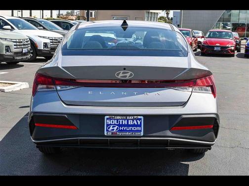 2025 Hyundai ELANTRA SE