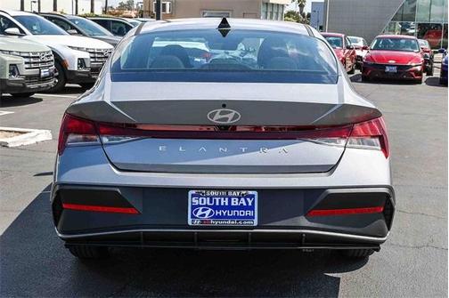 2025 Hyundai ELANTRA SE