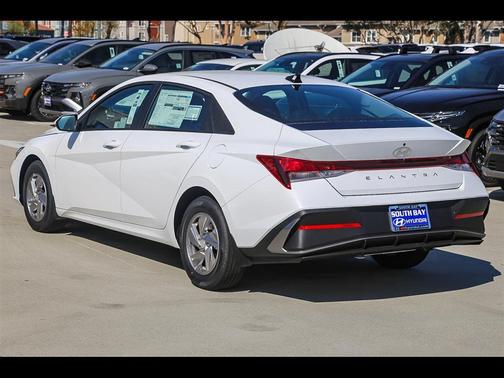 2025 Hyundai ELANTRA SE