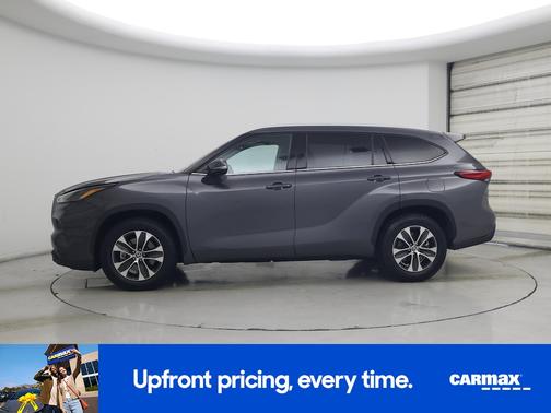 Gray 2022 Toyota Highlander XLE