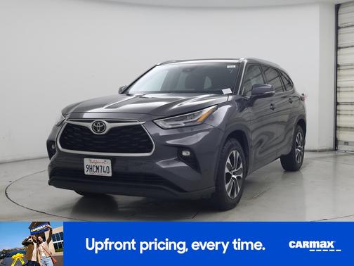 Gray 2022 Toyota Highlander XLE