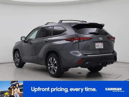 Gray 2025 Toyota Highlander Hybrid XLE