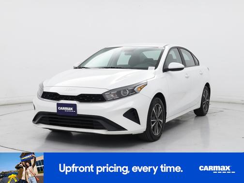 White 2024 Kia Forte LXS