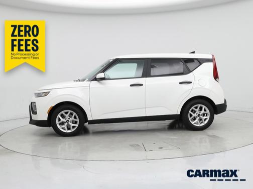 White 2022 Kia Soul LX