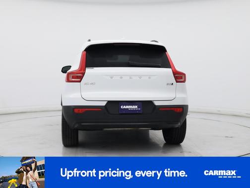 2023 Volvo XC40 B5 Plus Dark Theme