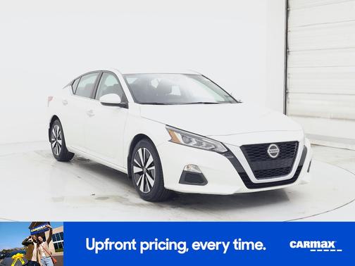 White 2022 Nissan Altima SV