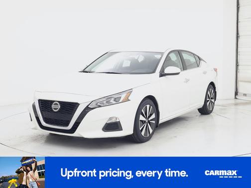 White 2022 Nissan Altima SV