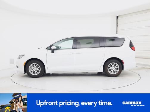 White 2017 Chrysler Pacifica LX