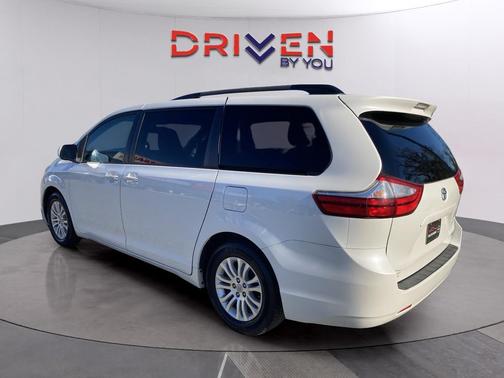 2017 Toyota Sienna XLE