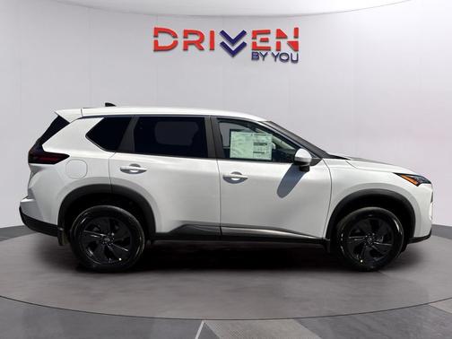 Everest White Pearl Tricoat 2026 Nissan Rogue SV