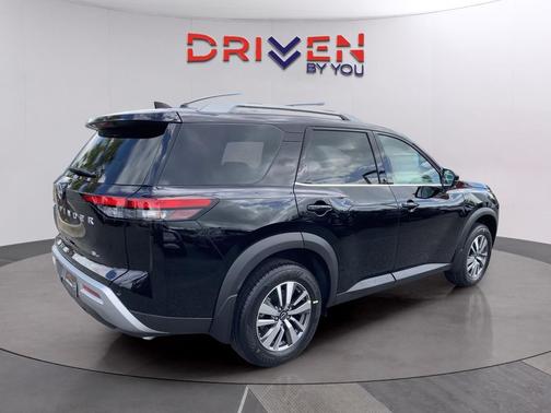 2025 Nissan Pathfinder SL FWD