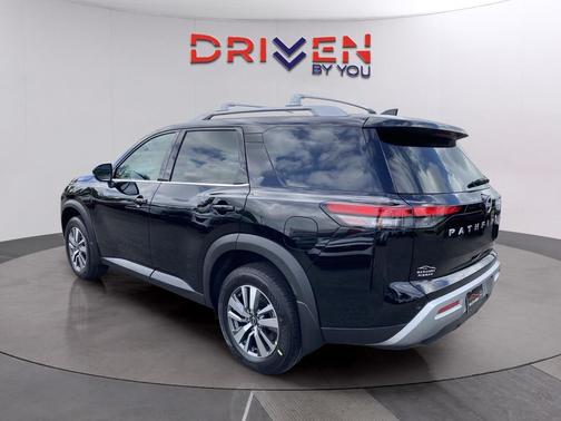 2025 Nissan Pathfinder SL FWD