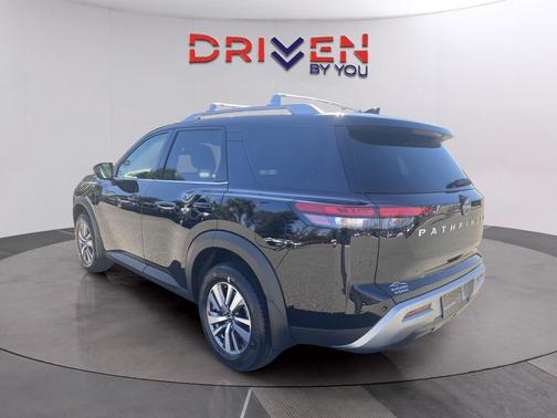 2025 Nissan Pathfinder SL FWD