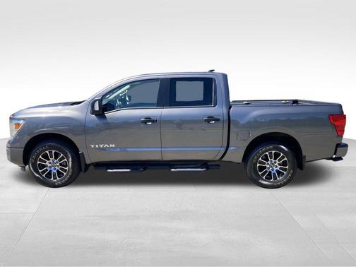 2022 Nissan Titan SV