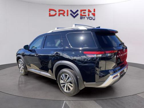 2025 Nissan Pathfinder SL FWD