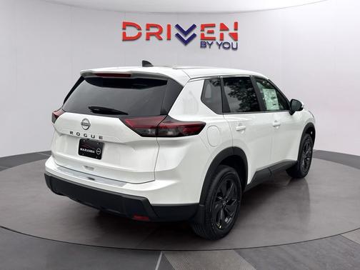 Everest White Pearl Tricoat 2026 Nissan Rogue SV