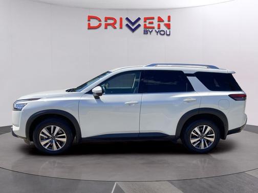 2023 Nissan Pathfinder SL 4WD