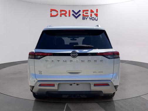 2023 Nissan Pathfinder SL 4WD