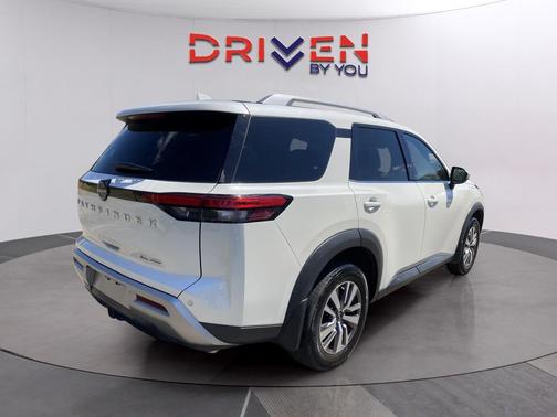 2023 Nissan Pathfinder SL 4WD