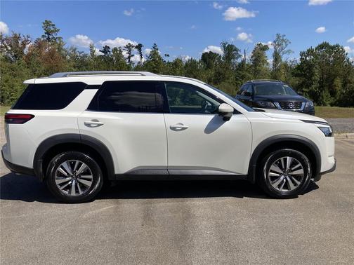 2023 Nissan Pathfinder SL 4WD