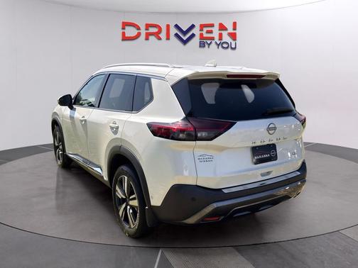 Pearl White Tricoat 2023 Nissan Rogue SL