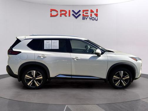 Pearl White Tricoat 2023 Nissan Rogue SL