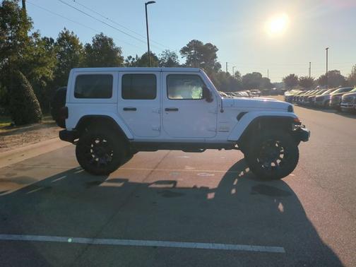Bright White Clearcoat 2021 Jeep Wrangler Unlimited SAHARA