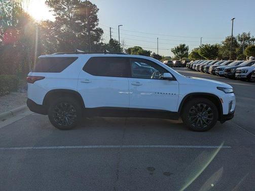 Summit White 2023 Chevrolet Traverse RS