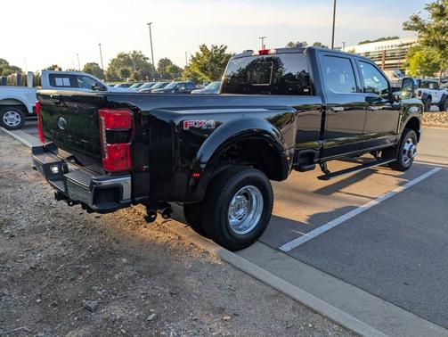 AGATE BLACK 2026 Ford F-350 LARIAT SUPER DUTY