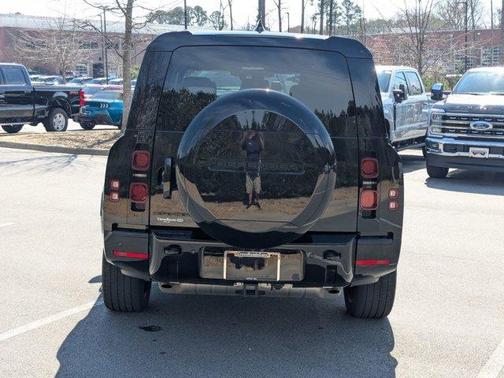 2024 Land Rover Defender P400 X-Dynamic SE