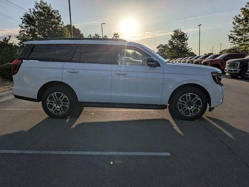 Oxford White 2025 Ford Expedition Active
