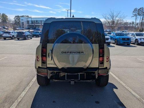 2024 Land Rover Defender P400 X-Dynamic SE