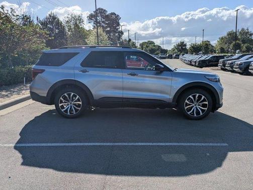 Silver Metallic 2022 Ford Explorer ST-Line