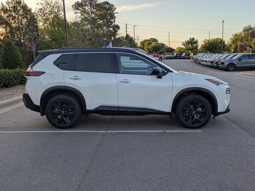 2 Tone White / Black Roof 2023 Nissan Rogue SV