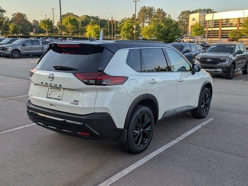 2 Tone White / Black Roof 2023 Nissan Rogue SV