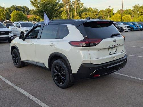 2 Tone White / Black Roof 2023 Nissan Rogue SV