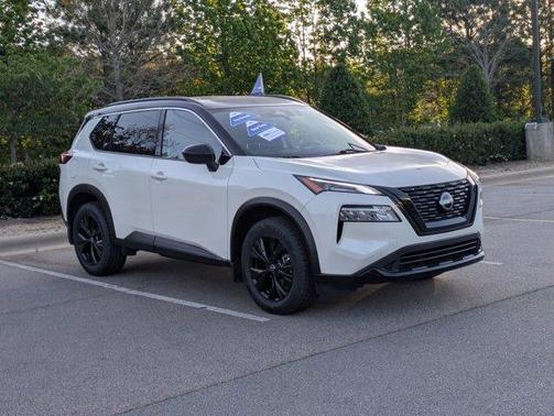 2 Tone White / Black Roof 2023 Nissan Rogue SV