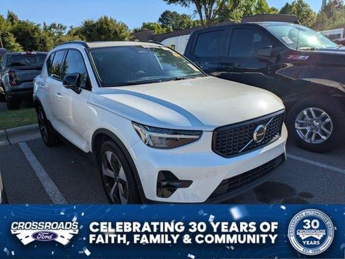 Crystal White Metallic 2023 Volvo XC40 B4 Ultimate Dark Theme