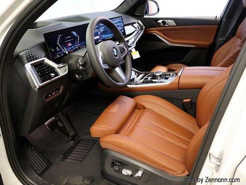 Mineral White Metallic 2026 BMW X7 xDrive40i