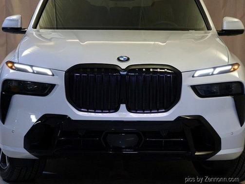 Mineral White Metallic 2026 BMW X7 xDrive40i