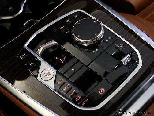 Mineral White Metallic 2026 BMW X7 xDrive40i