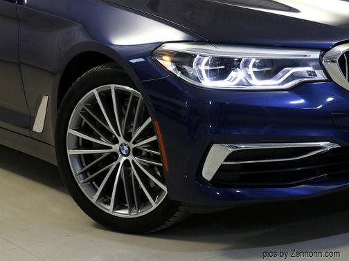 Photo 3 of 32 of 2020 BMW 530e xDrive iPerformance