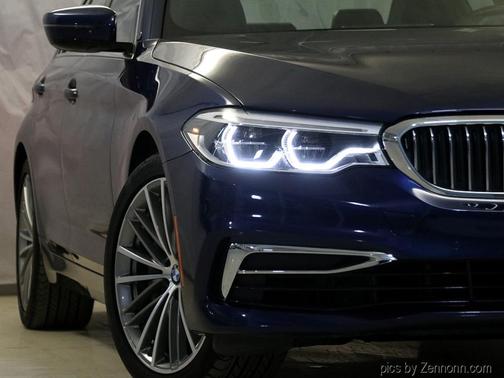 Photo 4 of 32 of 2020 BMW 530e xDrive iPerformance